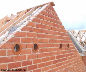 Briques-nichoirs installées dans une maison en construction